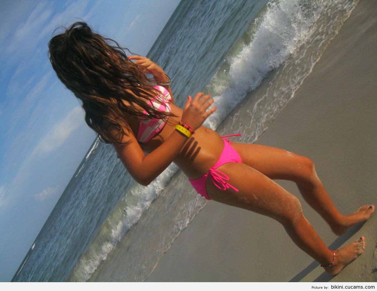 Bikini Farts Girlfriend by bikini.cucams.com